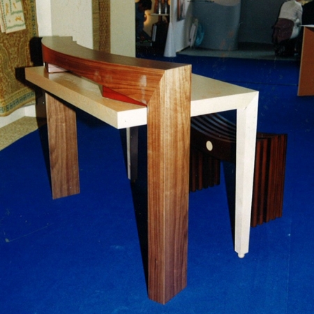 Petit bureau plaqu en Bouleau avec tiroirs en medium 