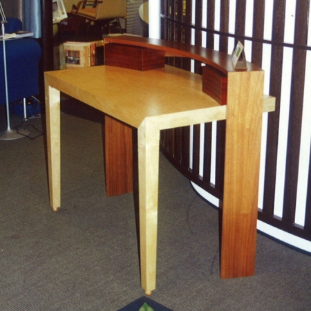 Petit bureau plaqu en Bouleau avec tiroirs en medium 