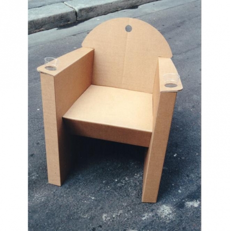 Fauteuil en carton avec accoudoirs percs  