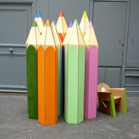 Crayons Gants et Fauteuil Enfant en carton Huge cardboard pencils. 