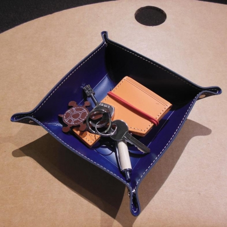 vide-poche en situation en cuir recycl Square sundries tray  