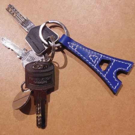 porte-cls Tour Eiffel en situation Eiffel Tower leather Key Ring 