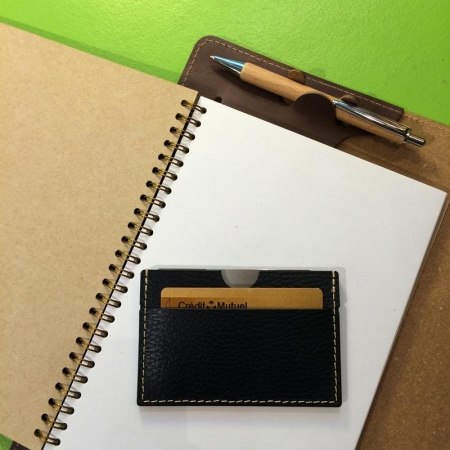 Porte-cartes en cuir recycl en situation.  Business card holder. 