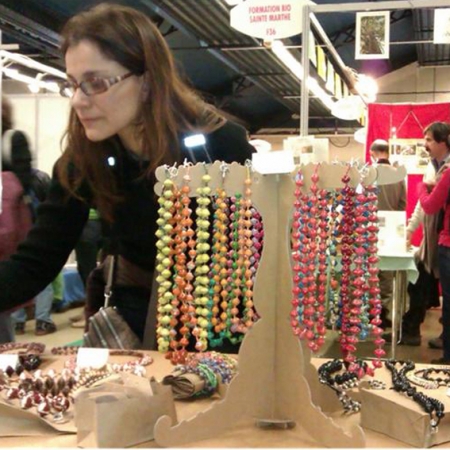 Prsentoir en carton pour bijoux sur salon 