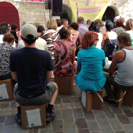 Tabouret pliable en carton pour un concert 