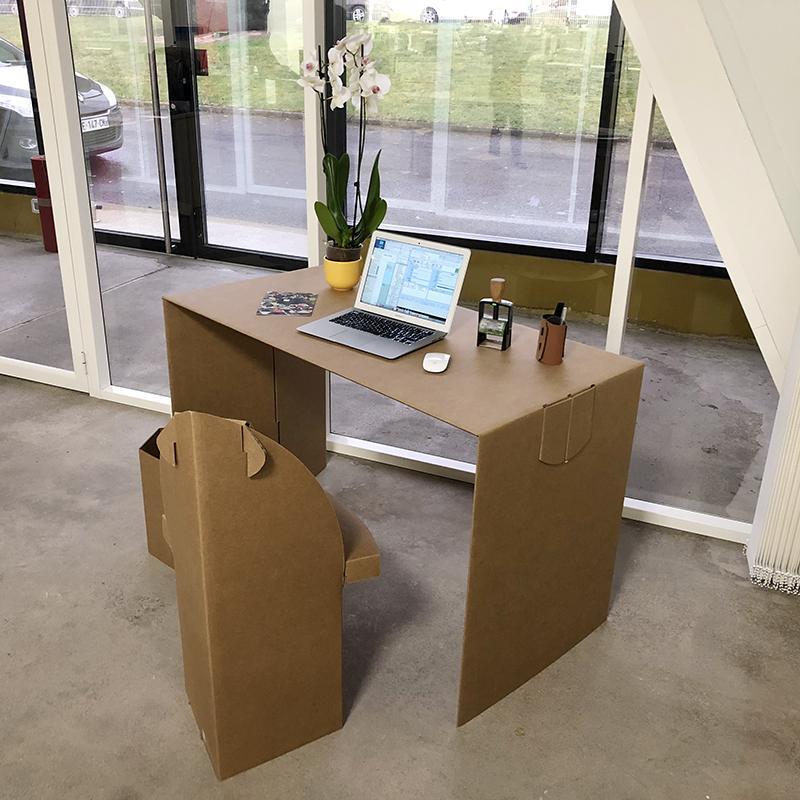 ce bureau ou table est un meuble en carton - QUART DE POIL